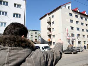 Tânăra a căzut de la etajul trei al hotelului Socim, din apropierea Gării Burdujeni
