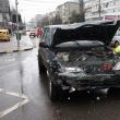 Autoturismul de teren a intrat în plin în taximetrul care vira spre stânga în intersecţie