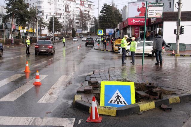 În intersecţie nu funcţionau semafoarele, după ce cu o seară înainte una dintre lămpi a fost distrusă de un şofer băut