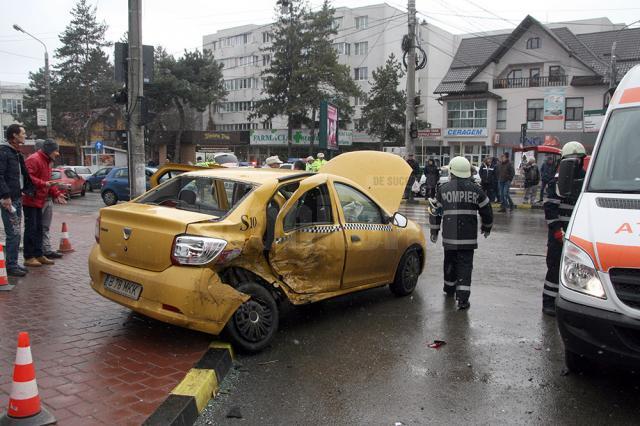 Doi bătrâni, pasageri într-un taxi, şi-au pierdut viaţa într-un teribil accident petrecut în intersecţia de la Nordic