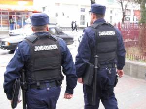 Jandarmii împreună cu poliţiştii au tăiat 75 de amenzi. Foto: jandarmeriaromana.ro