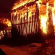 Focul a cuprins casa de locuit și fânarul familiei