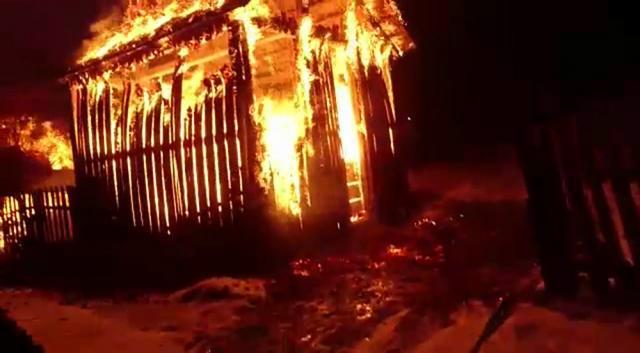 Focul a cuprins casa de locuit și fânarul familiei