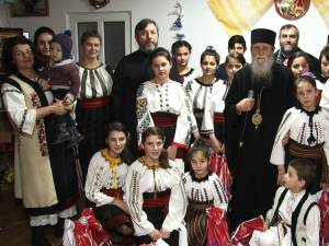 ÎPS Pimen și familia Saftiuc, în mijlocul copiilor din centrul social de la Dolhasca
