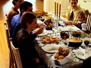Aproape jumătate dintre români (48%) îşi vor petrece Revelionul acasă, cu familia, prietenii şi rudele
