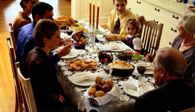 Aproape jumătate dintre români (48%) îşi vor petrece Revelionul acasă, cu familia, prietenii şi rudele