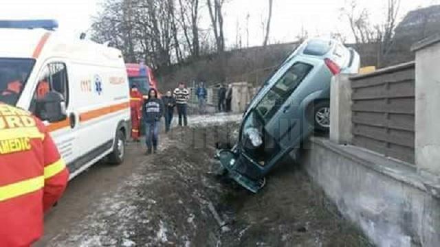 Un şofer a ajuns cu maşina cocoţată pe un gard, la Șcheia