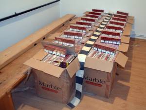 În urma controalelor au fost descoperite 15.000 de pachete cu țigări de contrabandă ascunse în două autoturisme