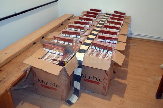 În urma controalelor au fost descoperite 15.000 de pachete cu țigări de contrabandă ascunse în două autoturisme