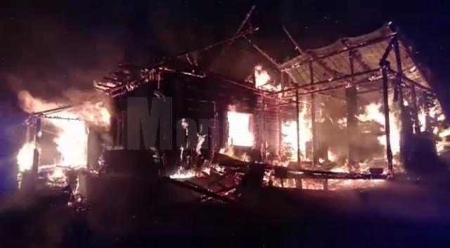 Întreaga casă de locuit din Șaru Dornei a fost cuprinsă de flăcări