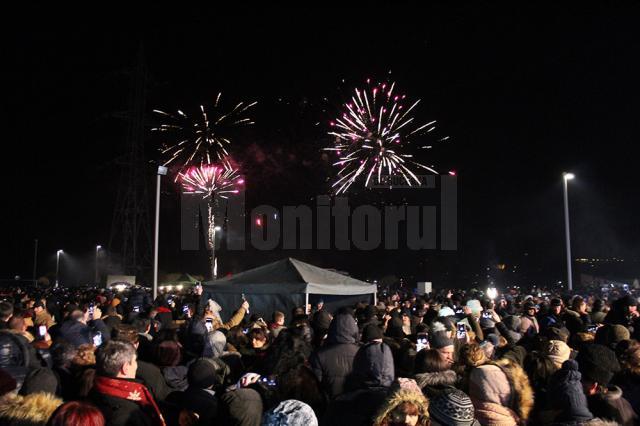 10.000 de suceveni au urmărit spectaculosul foc de artificii de pe malul râului Suceava