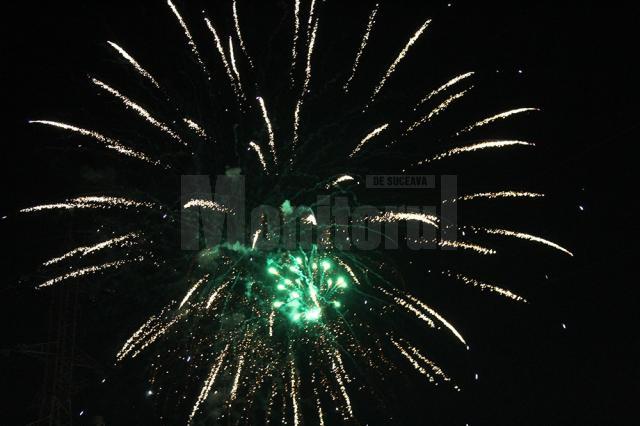 Spectaculos foc de artificii la Revelionul în aer liber