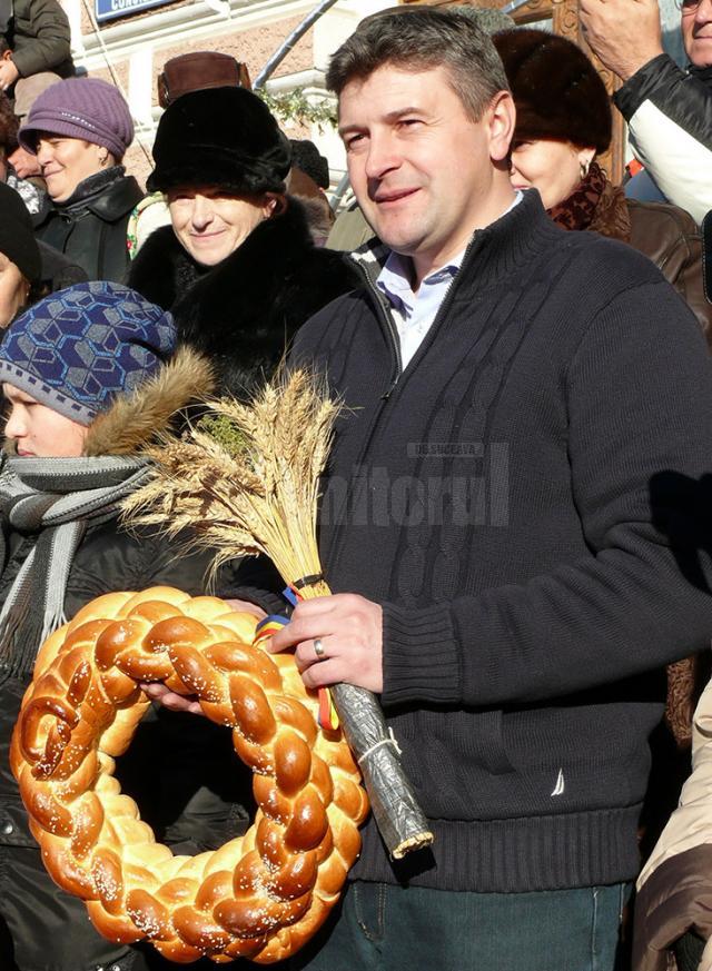 Primarului Cătălin Coman i s-a oferit un buchet de spice de grâu pentru ca anul 2017 să fie bogat