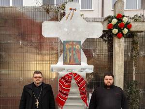 Crucea de gheață de 3,35 metri, adusă de preoţii Hirghiligiu de la Biserica "Sfinţii Împăraţi Constantin și Elena"