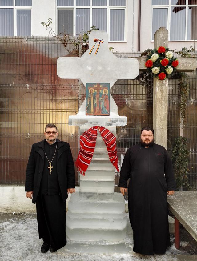 Crucea de gheață de 3,35 metri, adusă de preoţii Hirghiligiu de la Biserica "Sfinţii Împăraţi Constantin și Elena"