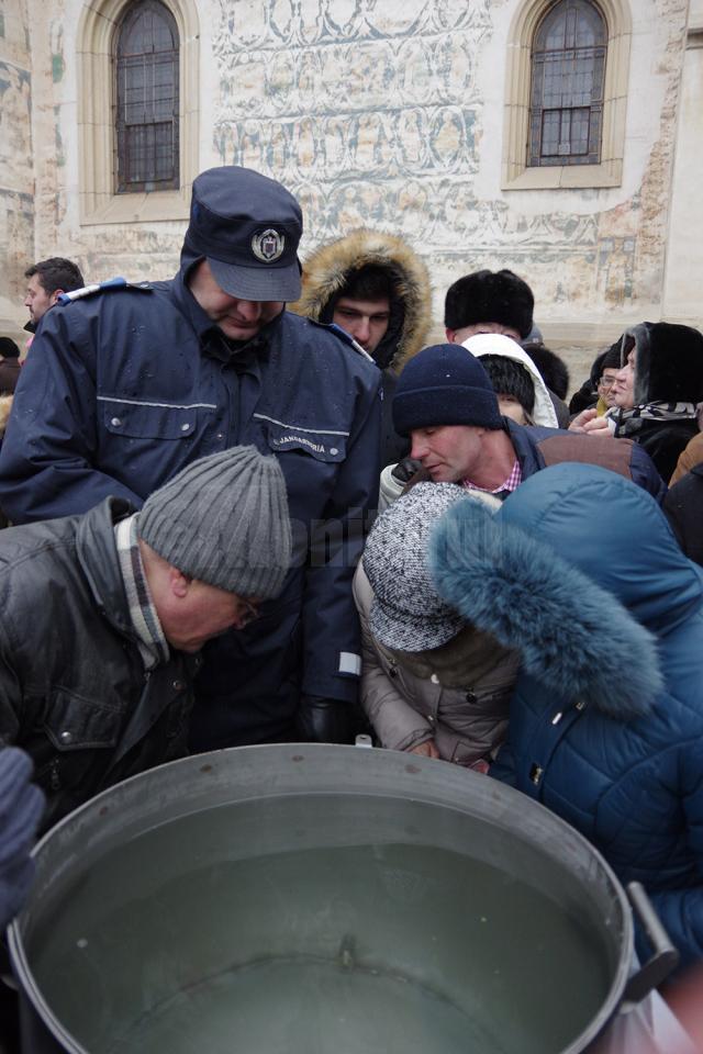Mii de suceveni au participat la slujba de sfinţire a apei de Bobotează