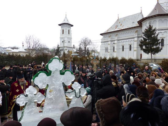 Credincioşii s-au adunat de Bobotează în fața altarului de cruci de gheață din curtea bisericii Sf. Gheorghe din Bosanci