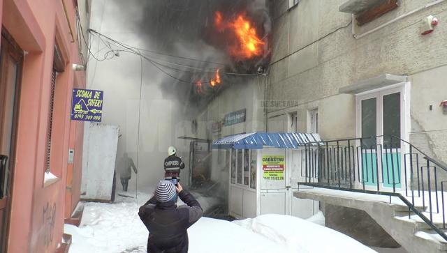 Flăcările au distrus hala de carne și brânză si clădiri din preajma sediului Romtelecom din centrul oraşului