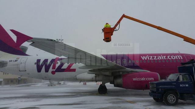 Acţiunea de degivrare a aeronavei pentru cursa Suceava - Milano s-a efectuat în condiţii dificile