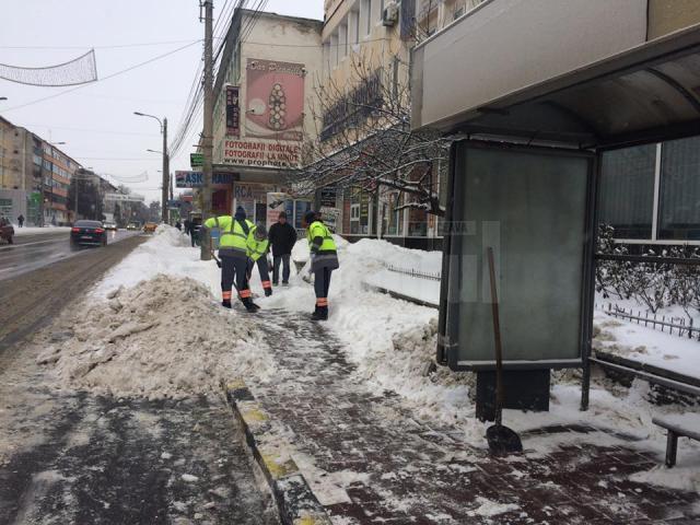 Utilajele de deszăpezire au intrat pe străzile secundare din municipiul Suceava