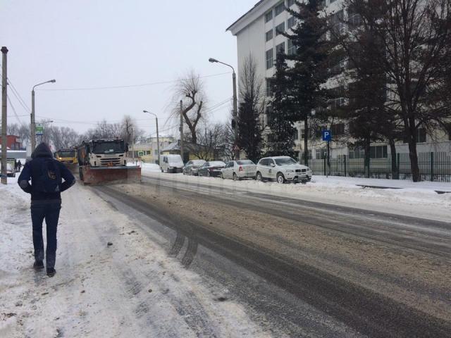 Utilajele de deszăpezire au intrat pe străzile secundare din municipiul Suceava