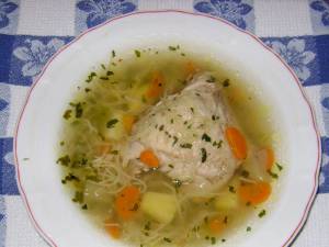 Supa de pasăre pentru cei răciți ( ”aspirina evreiască”). Foto: pinterest.com
