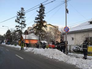 Pompierii suceveni au ieşit la deszăpezit trotuare