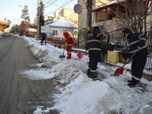 Pompierii suceveni au ieşit la deszăpezit trotuare