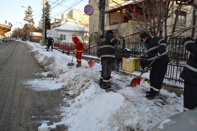 Pompierii suceveni au ieşit la deszăpezit trotuare