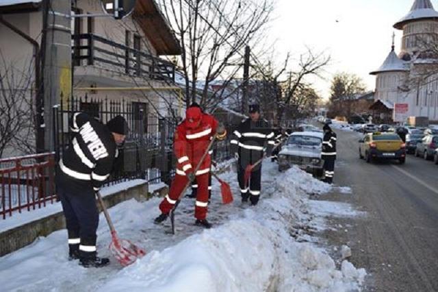 Pompierii suceveni au ieşit la deszăpezit trotuare