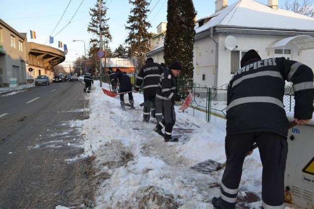 Pompierii suceveni au ieşit la deszăpezit trotuare