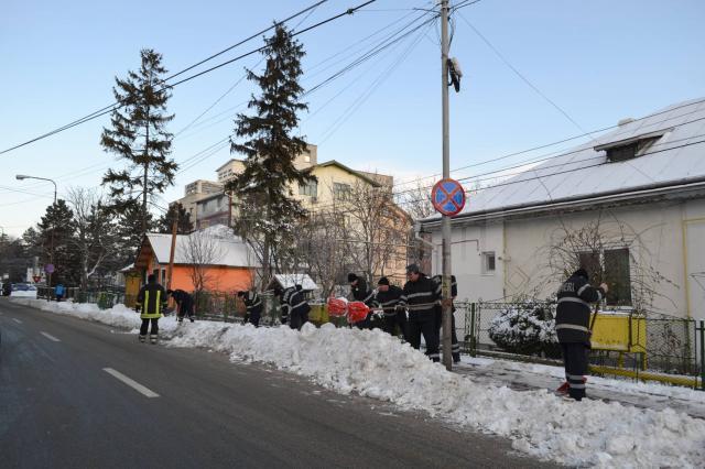 Pompierii suceveni au ieşit la deszăpezit trotuare