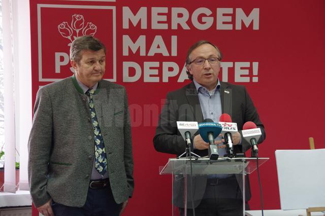 Preşedintele Organizaţiei Municipale Suceava a PSD, Dan Ioan Cuşnir (dreapta), şi liderul consilierilor PSD din Consiliul Local Suceava, Vasile Mocanu