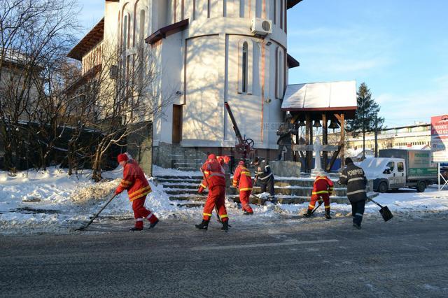 Pompierii de la Detaşamentul Suceava al Inspectoratului pentru Situaţii de Urgenţă la curățat zăpada