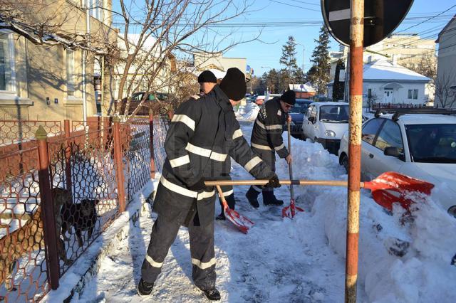 Pompierii suceveni au curăţat de zăpadă strada Universităţii, de la unitate şi până la primărie