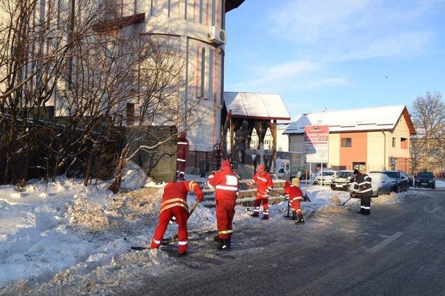 Pompierii suceveni au curăţat de zăpadă strada Universităţii, de la unitate şi până la primărie