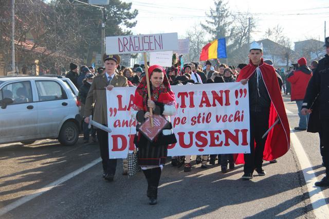 Parada de ieri, de la Drăguşeni, a obiceiurilor de Anul Nou pe stil vechi, a fost anulată