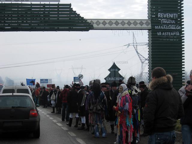 Parada de ieri, de la Drăguşeni, a obiceiurilor de Anul Nou pe stil vechi, a fost anulată