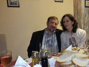Preotul paroh Mihai Maghiar, împreuna cu soția sa, la Revelionul ucrainenilor organizat la Suceava