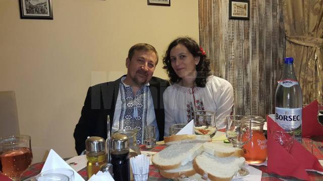 Preotul paroh Mihai Maghiar, împreuna cu soția sa, la Revelionul ucrainenilor organizat la Suceava