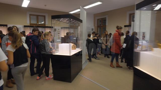 Aproape 500 de oameni au vizitat gratuit, duminică, ”Aurul și argintul României” la Muzeul de Istorie din Suceava
