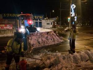 Ridicarea mormanelor de zăpadă din Suceava a fost făcută pe timp de noapte, pentru a nu încurca circulația
