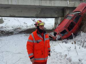 O maşină în care se aflau trei persoane a căzut de pe un pod, la Ilişeşti