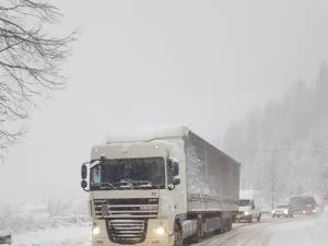 Revenirea ninsorii, a viscolului şi poleiului va pune în dificultate traficul rutier pe drumurile naţionale de pe raza judeţului Suceava