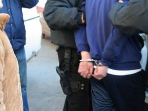 Tânărul a fost săltat de poliţişti dintr-o casă în care se ascundea. Foto: www.b365.ro