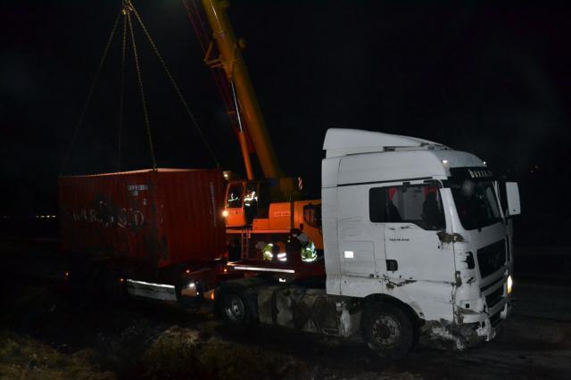 Maşini blocate pe mai bine de zece kilometri, de la Suceava spre Fălticeni, pentru recuperarea unui container de tir răsturnat. Foto: ziaruldepenet.ro