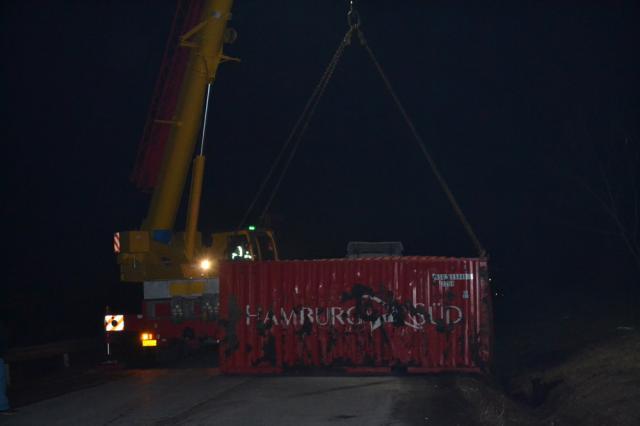 Maşini blocate pe mai bine de zece kilometri, de la Suceava spre Fălticeni, pentru recuperarea unui container de tir răsturnat. Foto: ziaruldepenet.ro