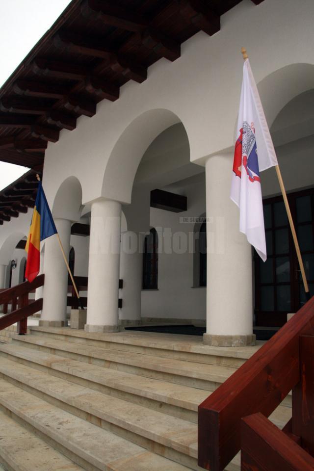 Intrarea principală a sediului noii Arhiepiscopii a Sucevei și Rădăuţilor