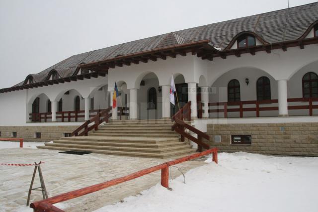 Noul sediu al Arhiepiscopiei Sucevei şi Rădăuţilor a fost finalizat în mai puţin de un an