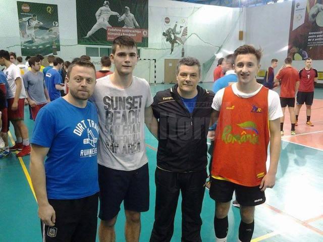 Antrenorul Răzvan Bernicu, jucătorii Claudiu Lăzurcă și Ionuț Logofătu alături de Xavier Pascual